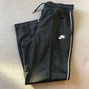 • Nike Sportswear Pants Slim Fit •